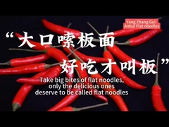 Wspaniałe gotuje wołowinę, trochę pikantne, natychmiastowe, płaskie makaronki, namoczone przez 6 minut.