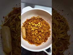 161 g suchej mieszanej instant noodle z koreańską kiełbasą z aromatem gorącego kurczaka