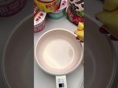 Zupa Anhui z szerokim makaronem i jajkiem, makaron bez smażenia, o smaku pikantnej wołowiny