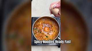 Szybki posiłek z pikantnym makaronem Chongqing Hotpot