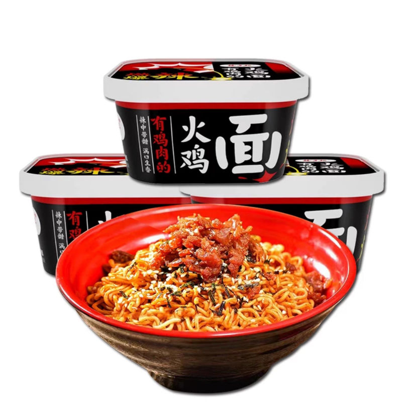 Korejskie instant noodle z gorącym smakiem kurczaka