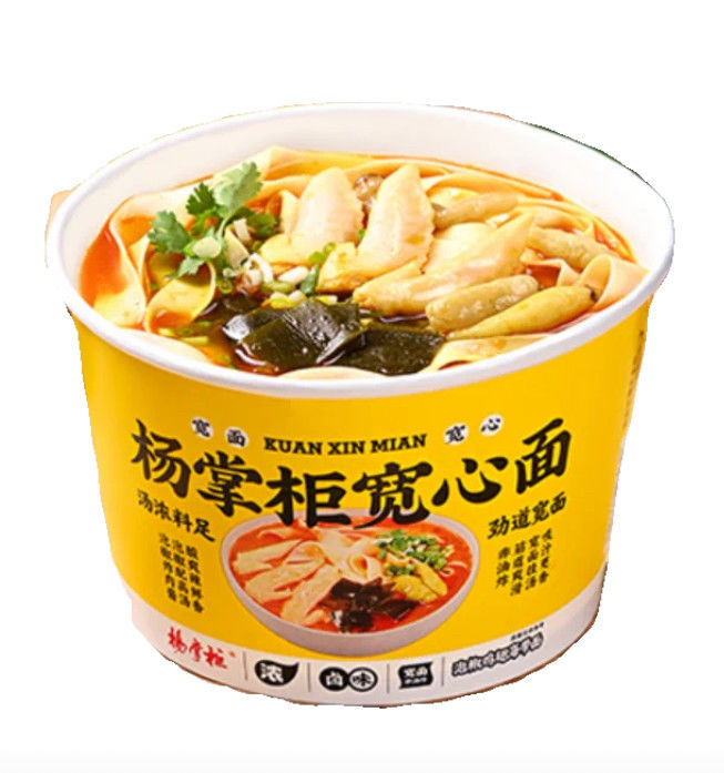 Ogrzewane kurczaki z wodorostami, orientalne instant noodles, beczki, nie smażone, szerokie nudle, smak kurczaka.