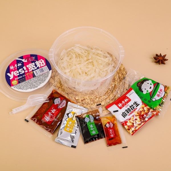 Nie smażony TAK Szeroki Makaron Ryżowy z Orzeszkami Ziemnymi Smak Chongqing Kwaśny i Pikantny makaron szklany mala tang