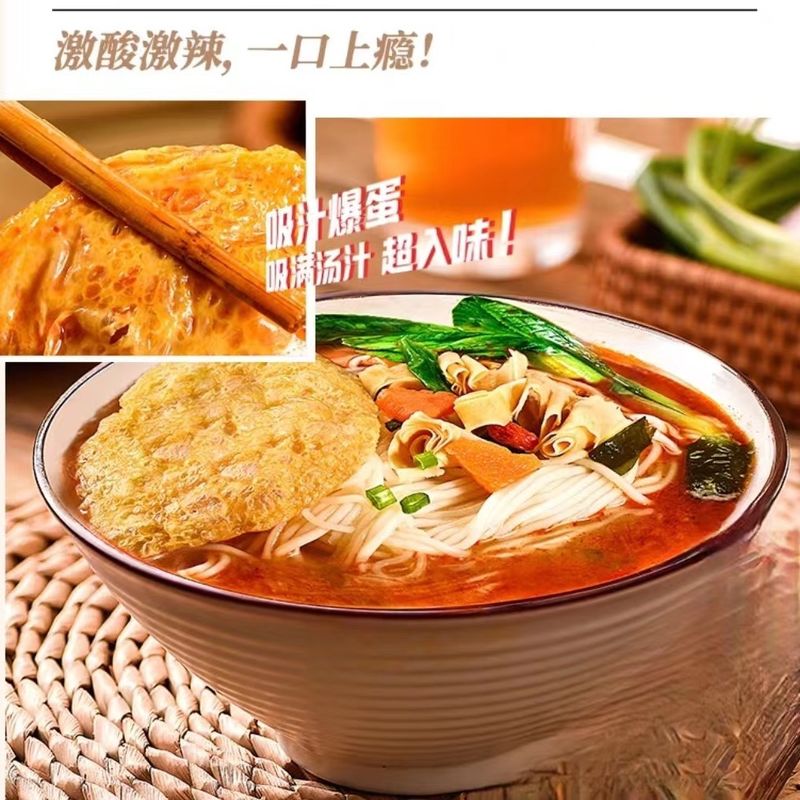 Szybkie i łatwe gotowanie makaronu instant ramen z warzywami i jajkami, zdrowe danie z makaronu instant