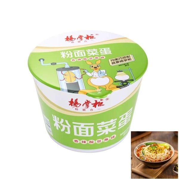 Nie smażone vermicelli i instant noodles smażone z całym jajem