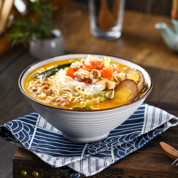 Złota zupka mięso wołowe smak pikantny i kwaśny vermicelli instant makaron chiński makaron chińskie jedzenie