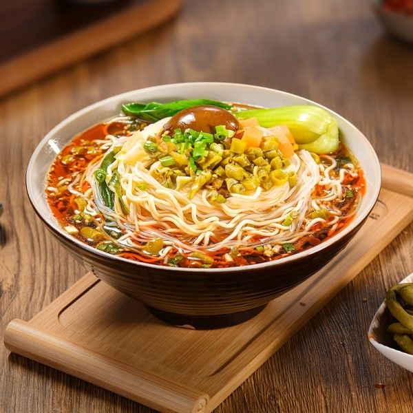 Gorące słodkie koreańskie instant noodle'y z pachnącymi gorzkimi fasolami