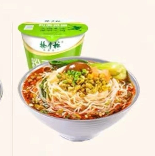 Gorące słodkie koreańskie instant noodle'y z pachnącymi gorzkimi fasolami