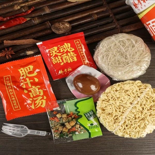 Bogaty sok w stylu hongkongowskim smakowane vermicelli i instant noodles 200g z pikantnym i słodkim sosem