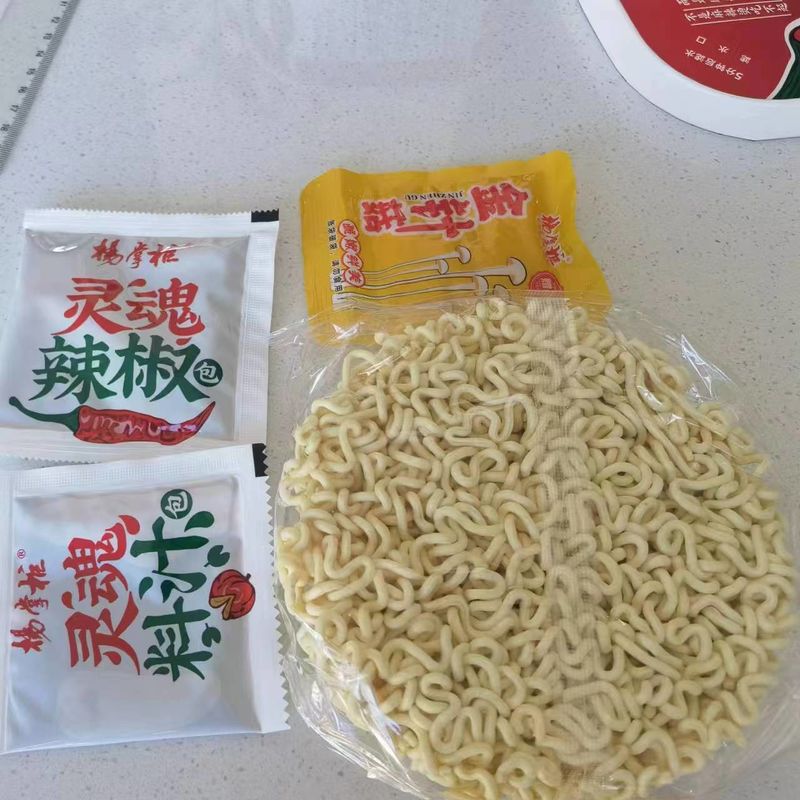 Przyprawa o smaku pikantnym Instant Noodle Bowl Cup Noodles Szybkie i łatwe posiłki bez sztucznych smaków lub kolorów