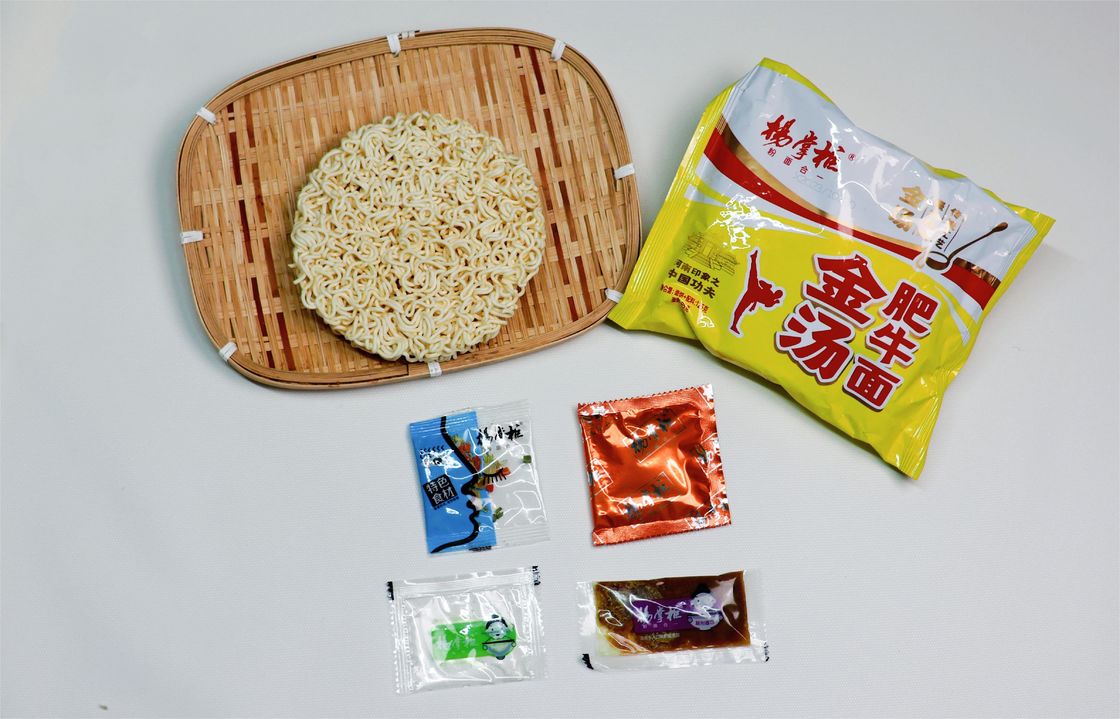 125g*24 Instant Noodles z złotym zupą o smaku wołowiny i metodą gotowania w wrzącej wodzie