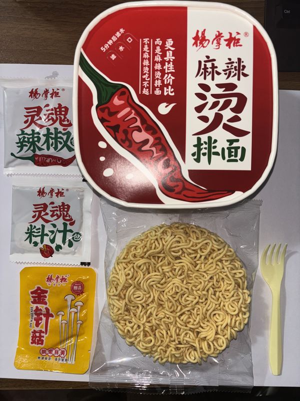 158g*12 Instant Noodles Metody gotowania z wrzącej wody dla zajętych pracowników