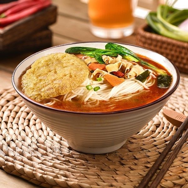 Nie smażone Ramen Instant Noodles HK Rich Juice Aromat Słodki I Pikantny Pikantne chińskie makaronki