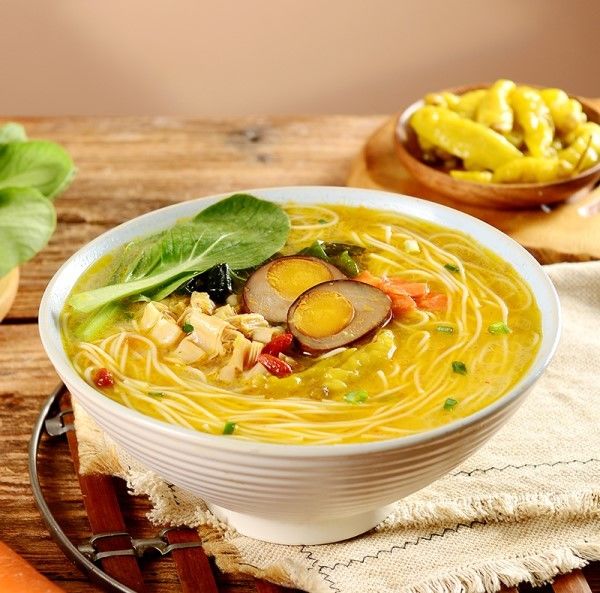 Nie smażona zupka instant noodles pikantne mięso wołowe smak ramen instant noodles chiński szklany makaron