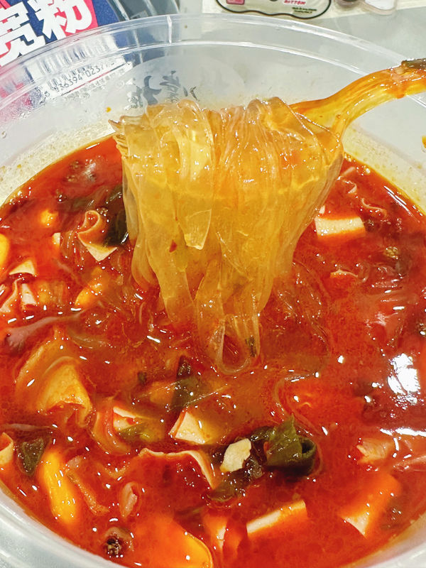 Chongqing Sour And Spicy Flavor Cup Noodles With Vermicelli Hot Level Spicy And Ingredients Vermicelli (Czepione i pikantne smaki z czekolady)