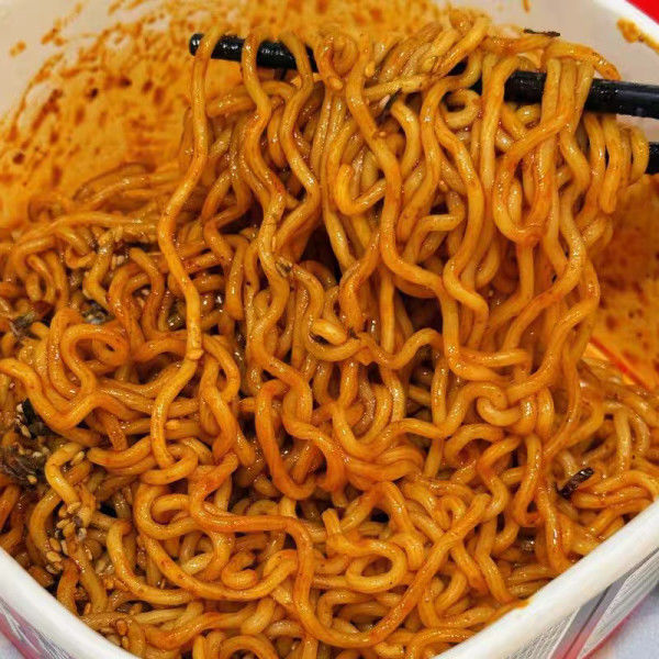 Małe pikantne suche makaronki z Wuhan, pikantny sos sezamowy, smakujący na autentyczne chińskie makaronki