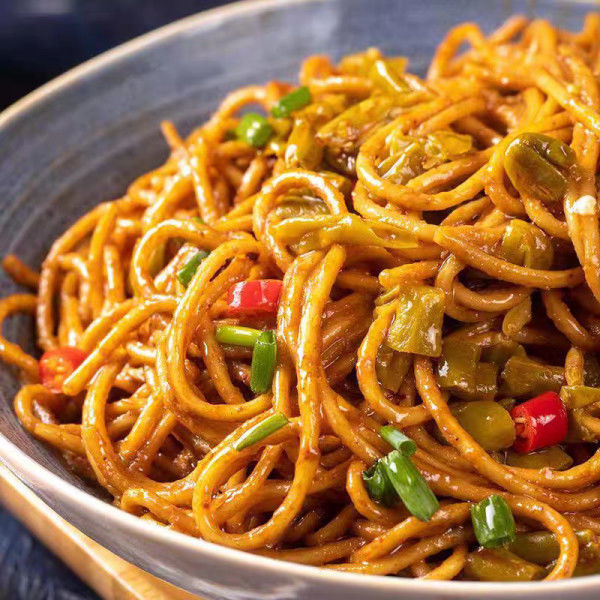 Pozwól sobie na doskonałą kombinację sosu sezamowego i odrobiny przyprawy w wegetariańskim spaghetti