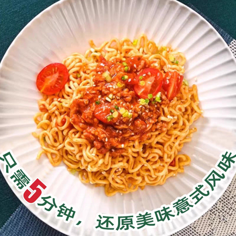 Wyśmienite chińskie szybkie vermicelli, smażanie, natychmiastowe chińskie makaronki z włoskim sosem pomidorowym.