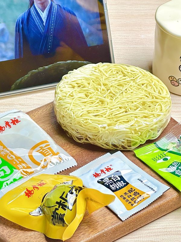 Doświadcz autentycznego smaku Ramen Noodles 161g Serwowanie wielkości Kurczak smak przyprawy