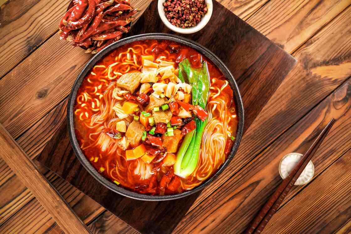 Gorzkie kubki makaronów sos smak 92g12 Paczka Instant Ramen Idealny do restauracji szybkiej obsługi