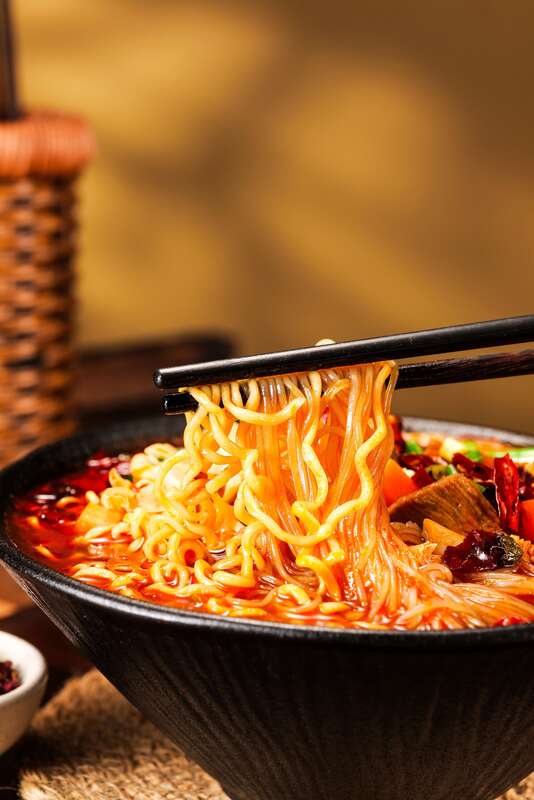 92g12 Cup Noodles Chongqing Mala Aromaty Warzywa Składniki Instant Noodles Idealny do restauracji i usług hotelarskich