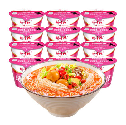 Vermicelli i instant noodle z pomidorem i wołowiną