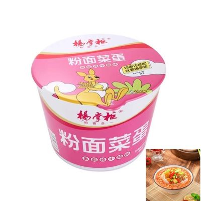 Vermicelli i instant noodles z gotowaną wołowiną i pomidorami