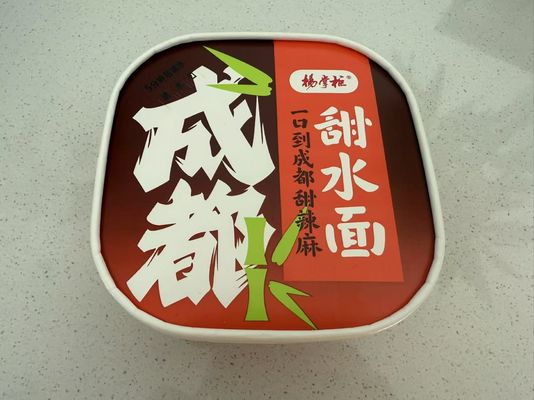 175 g smażonych makaronów o smaku słodkich makaronów z Chengdu i metodą gotowania w wrzącej wodzie.